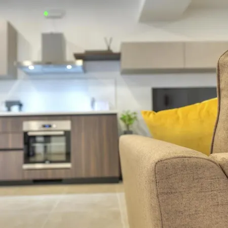 Brand New And Tastefully Furnished 2 Bedroom Ddif1-2 Apartment *